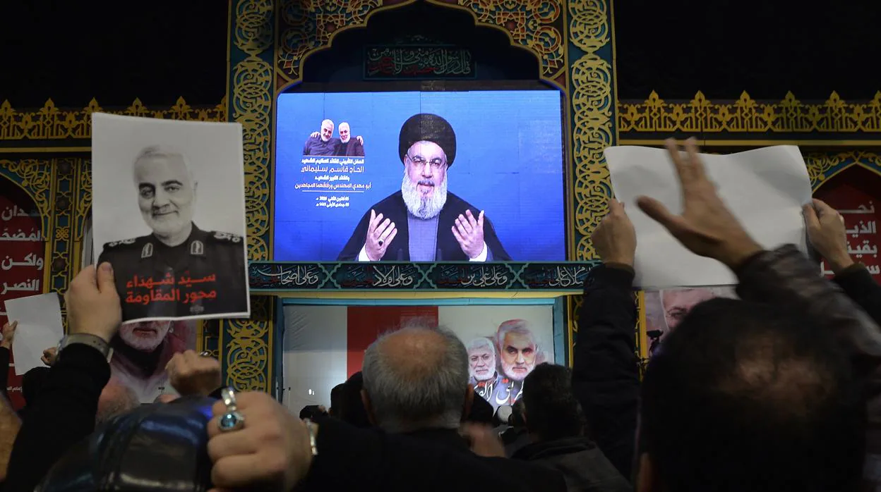 Seguidores de Hizbolá siguen un discurso de su líder, Nasrala, por TV en Beirut