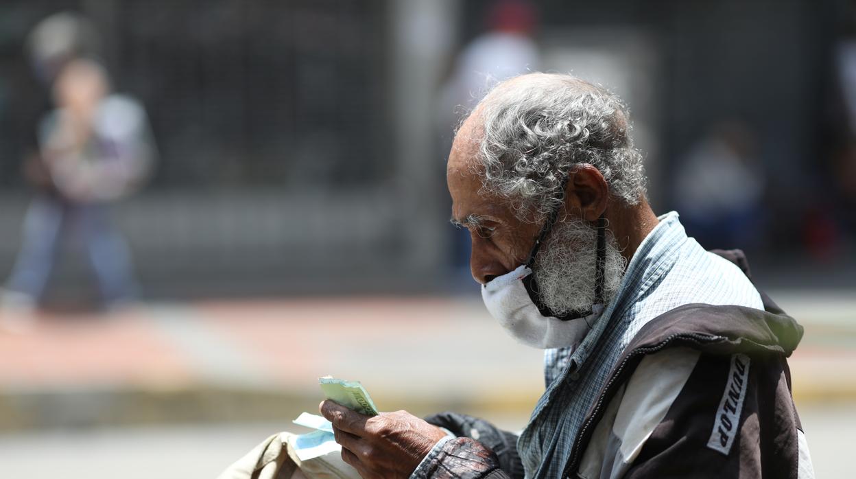 Un anciano con mascarilla en Caracas