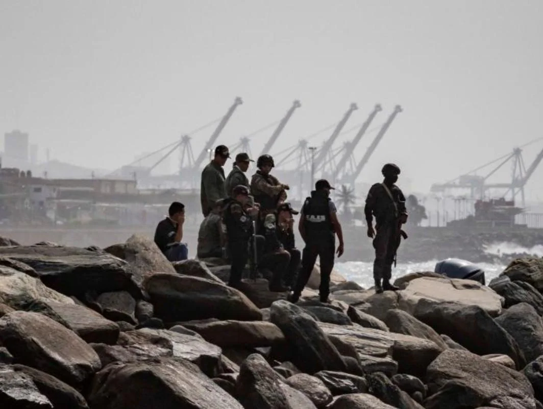 Personal de seguridad patrulla la costa donde se registró un enfrentamiento, este domingo, en Macuto (Venezuela), cuyo Gobierno califica de «invasión marítima frustrada»