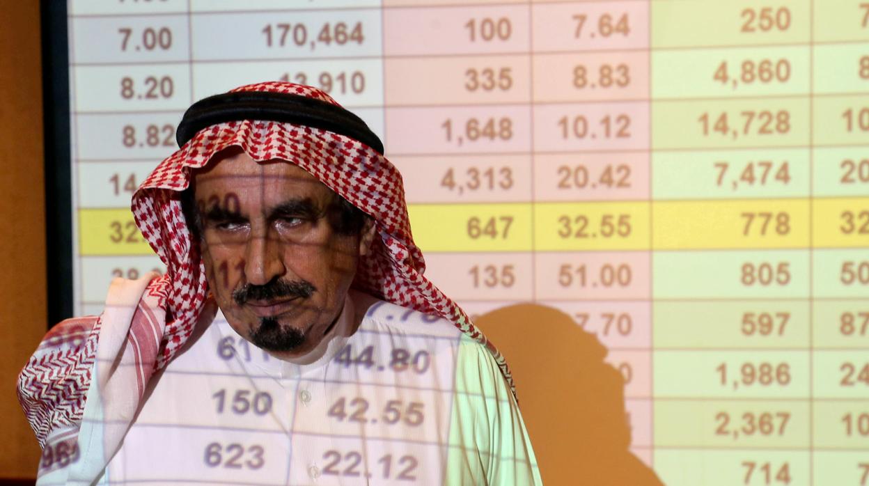 Un saudí, ante una pantalla que muestra los precios de las acciones en el banco ANB