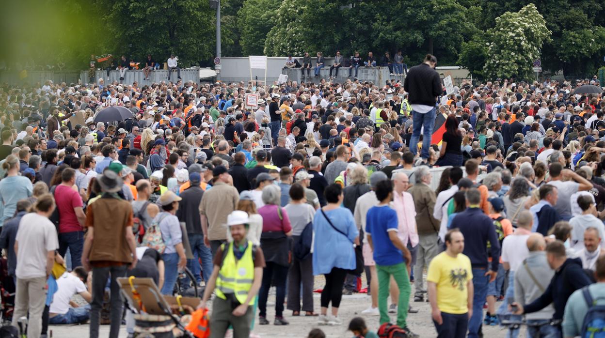 Cientos de personas protestas en Stuttgart contra las restricciones