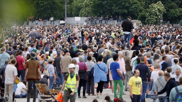 Los alemanes se manifiestan contra las restricciones después de que el TC permitiera las protestas