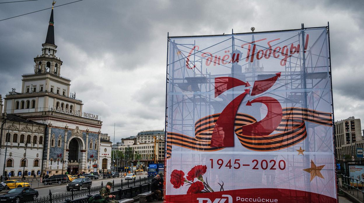 Soldados rusos descansan junto a la instalación que conmemora el 75 aniversario del final de la II Guerra Mundial