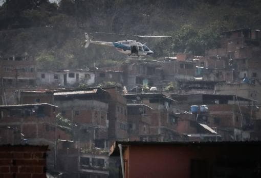 Un helicoptero sobrevuela el barrio Petare en la búsqueda de Wilexis