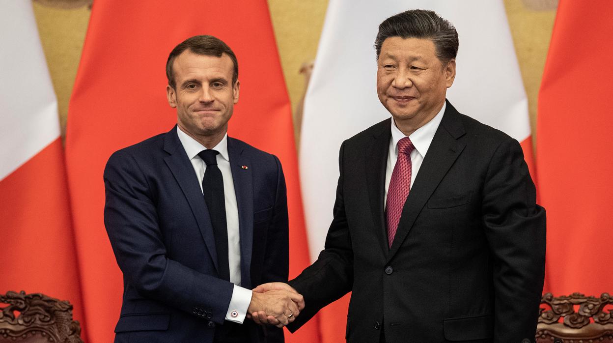 El presidente de Francia, Emmanuel Macron, estrecha la mano de su homólogo chino, Xi Jinping