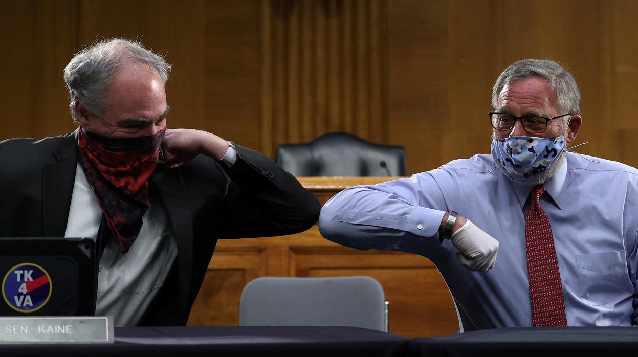 Los senadores Tim Kaine (demócrata) y Richard Burr (republicano), en la comisión de Salud este martes