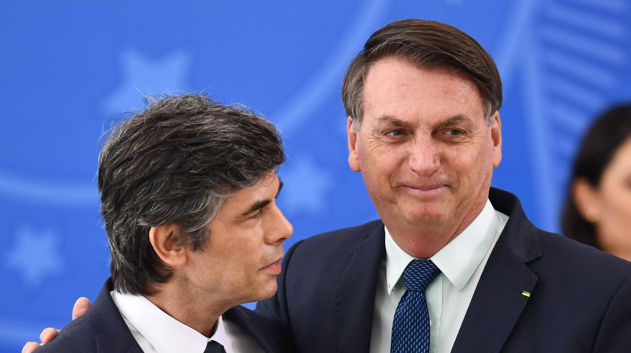 Jair Bolsonaro (derecha) abraza a su hasta ahora ministro de Salud, Nelson Teich