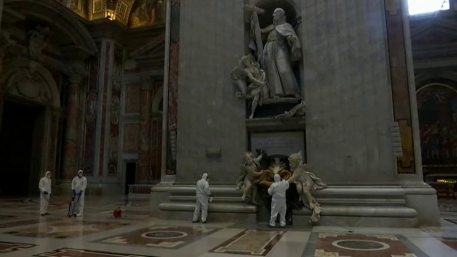 Vea cómo desinfectan la Basílica de San Pedro antes de su reapertura el lunes tras su cierre por el coronavirus