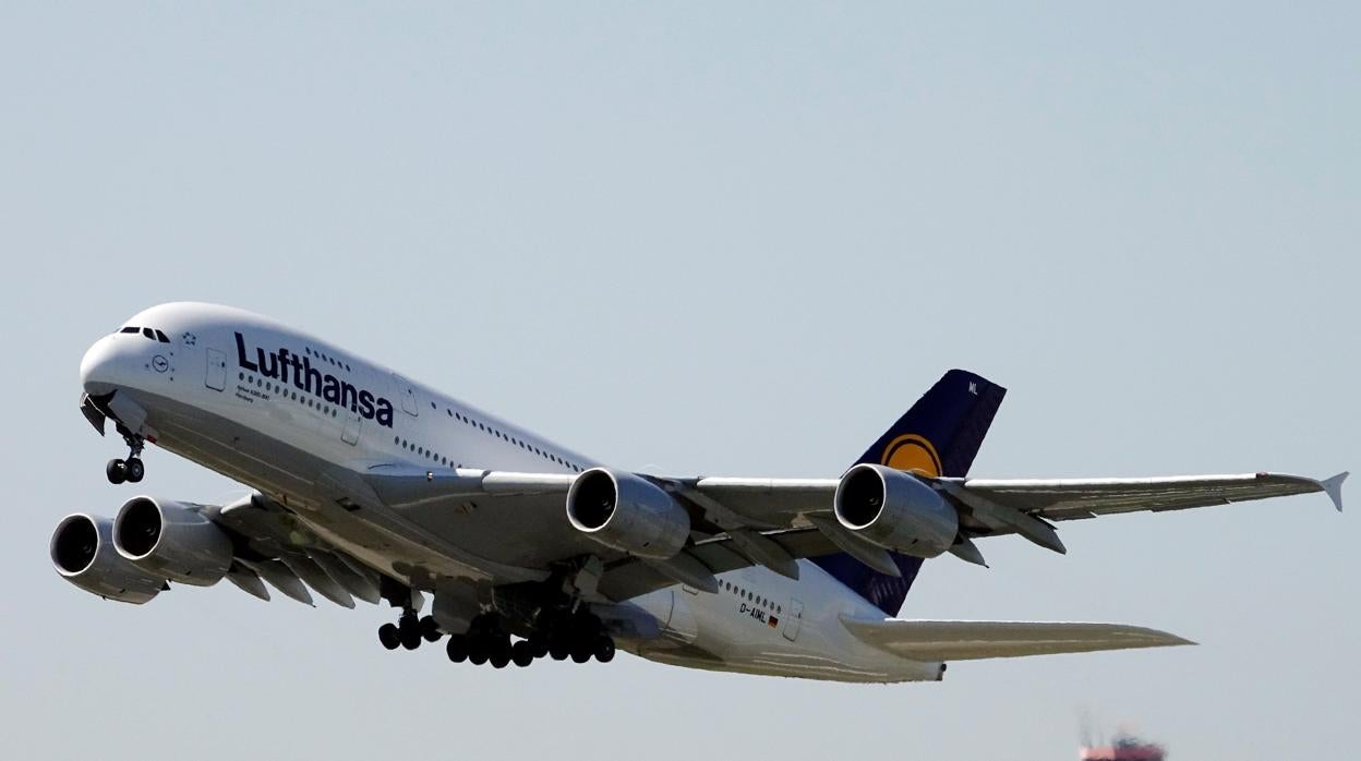 Un Airbus A380-841 de Lufthansa despega del aeropuerto de Fráncfort en una imagen de archivo