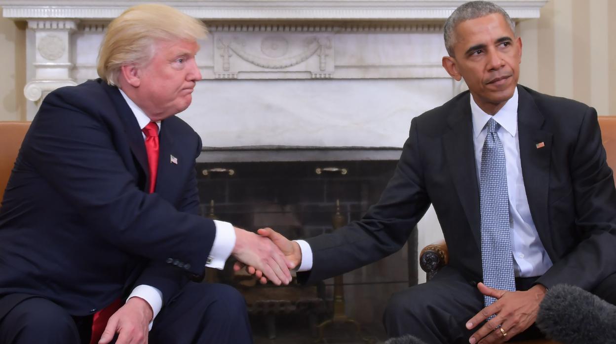 El presidente de EE.UU., Donald Trump, estrecha la mano de su antecesor en el cargo, Barack Obama