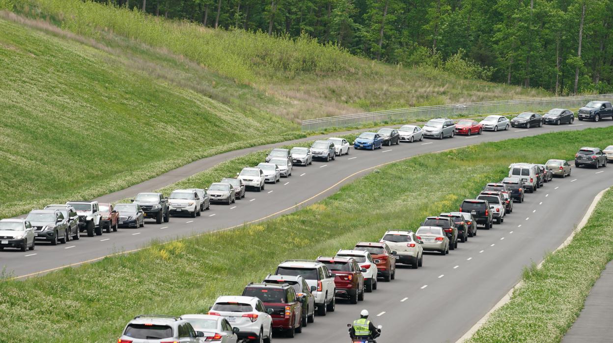 Cientos de conductores hace cola para conseguir test del coronavirus en Virginia