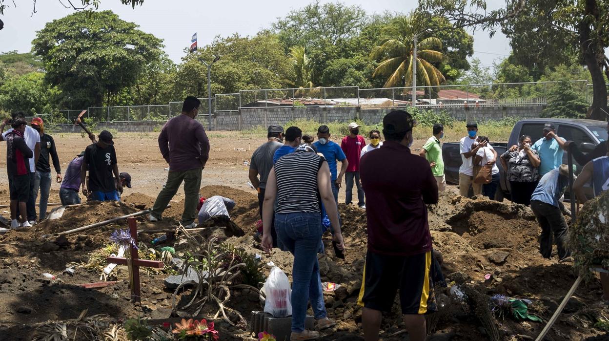 Entierro en un cementerio de Managua de personas que han fallecido por el Covid-19