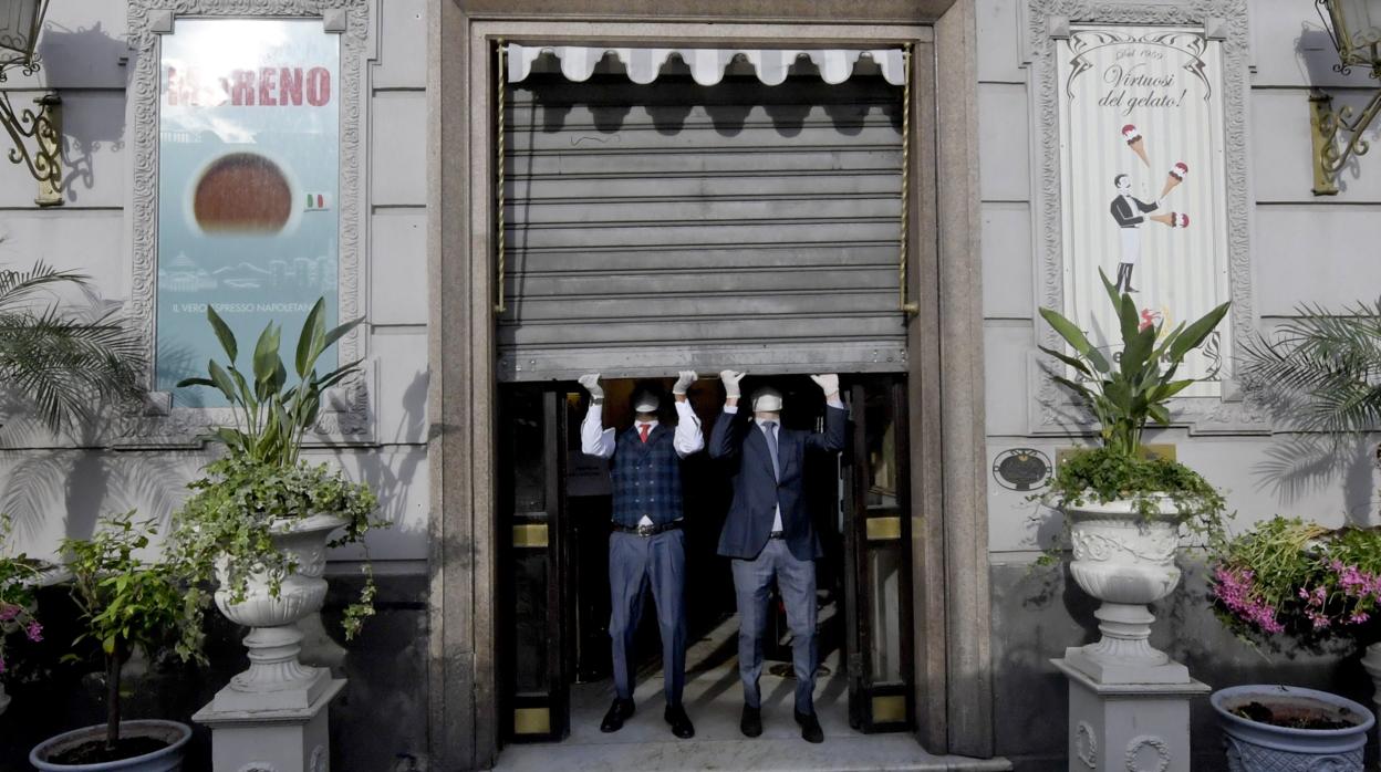 Los empleados se preparan para la reapertura del histórico bar de Gambrinus, en Nápoles