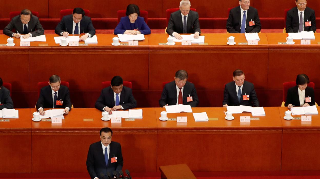 El primer ministro Li Keqiang dando el discurso de inauguración de la Asamblea china