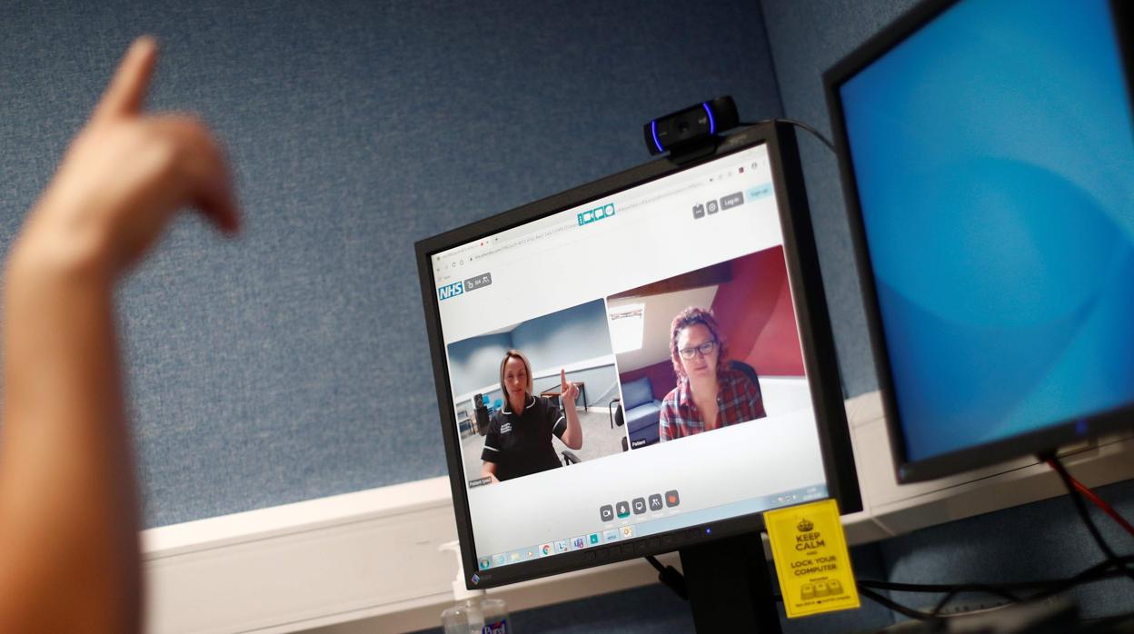 Un grupo de personas mantienen una videoconferencia a través de la aplicación Zoom