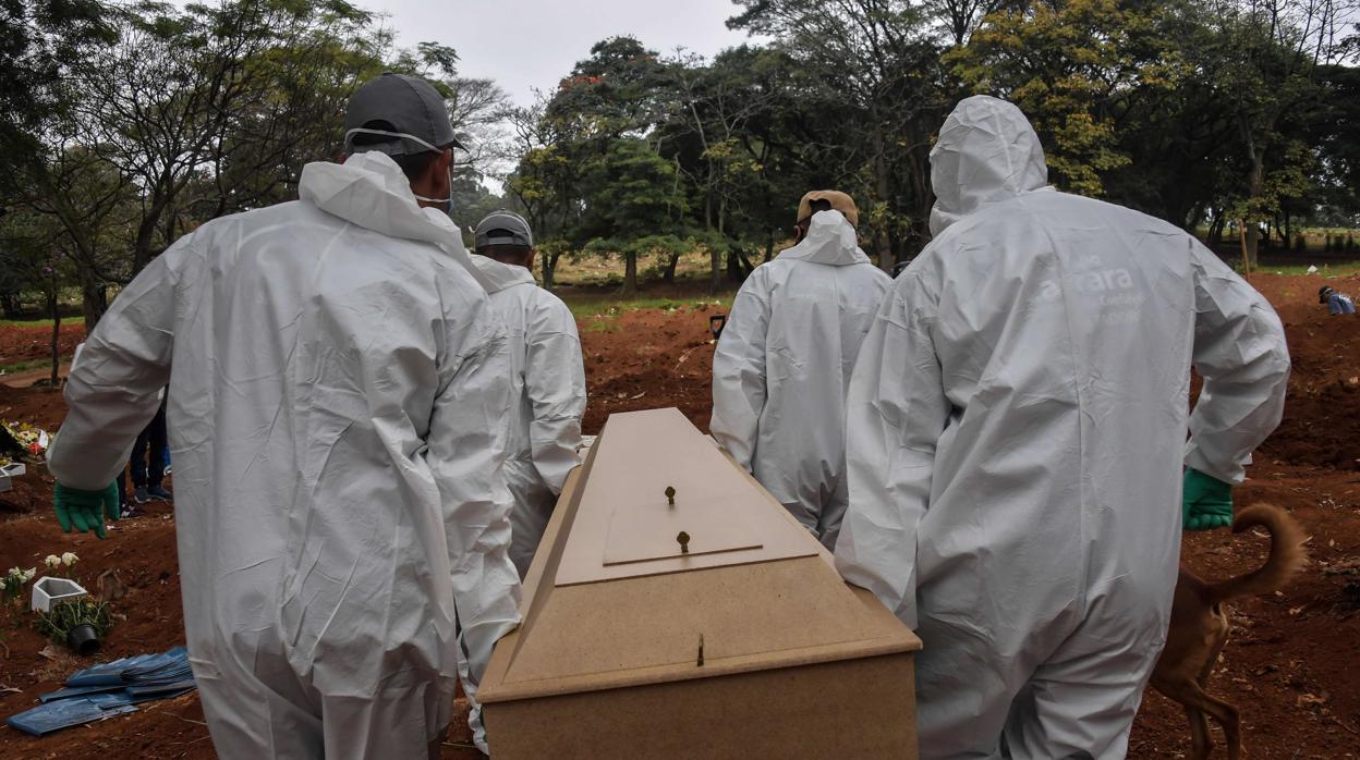 Los restos de una víctima, llevado al cementerio a las afueras de Sao Paulo