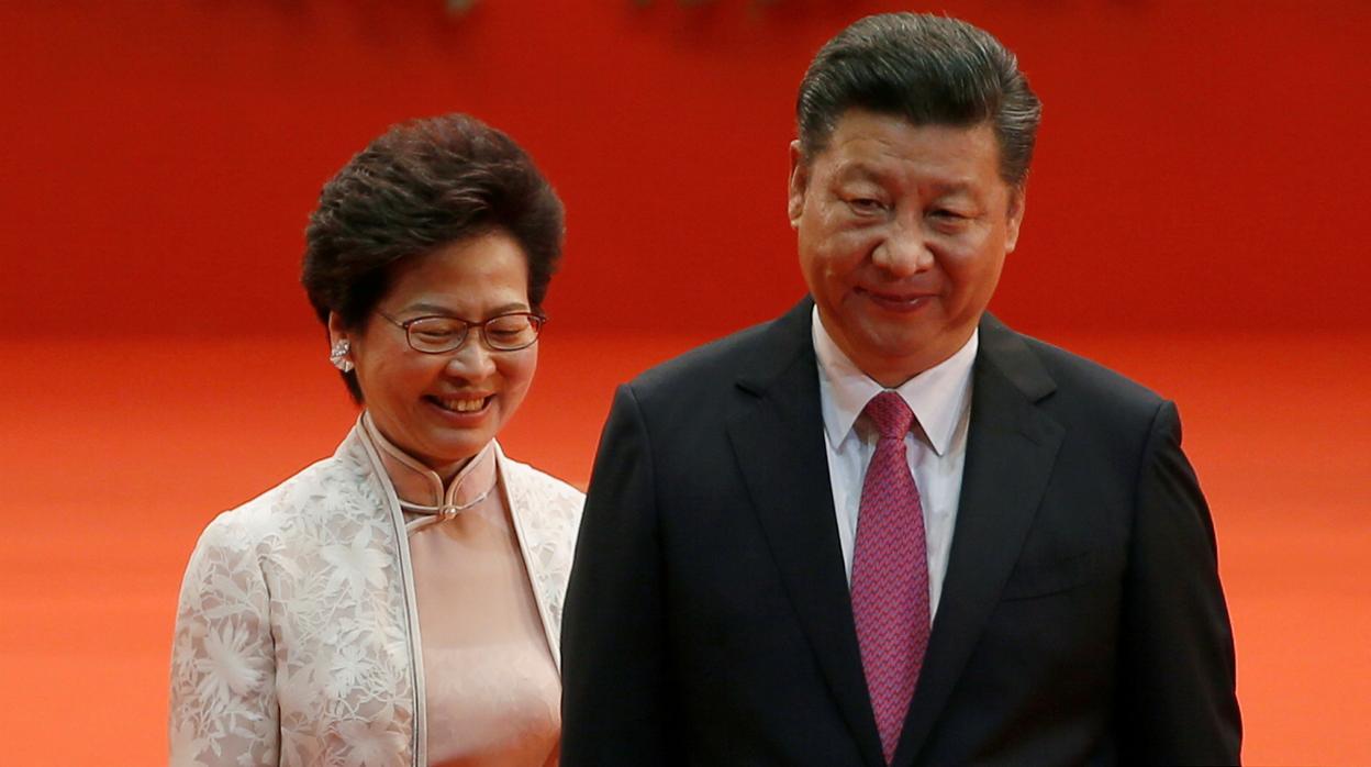 Xi Jinping junto a Carrie Lam