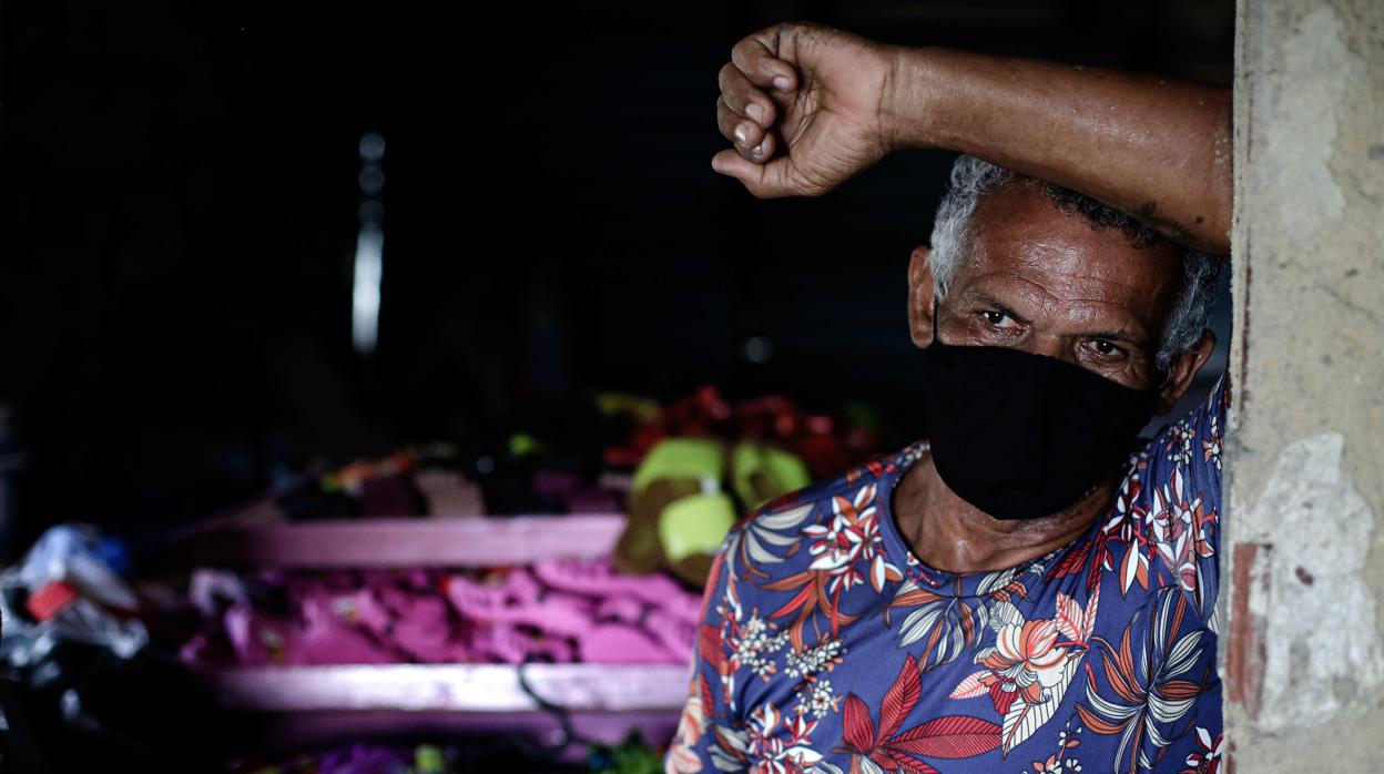 Mario Belarmino de Oliveira posa en su casa, en Recife (Brasil)
