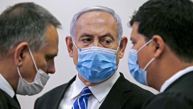 Netanyahu arremete contra la Justicia, los medios y la Policía en la primera sesión de su juicio por corrupción