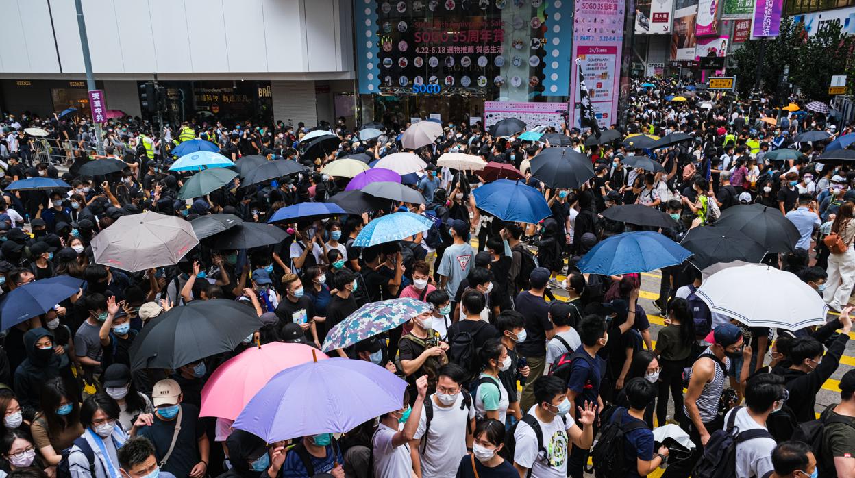 Un grupo de personas participa en una manifestación en Hong Kong