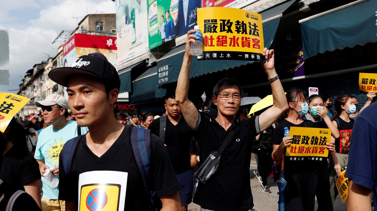 Centenares de hongkoneses protestan contra la Ley de Seguridad china