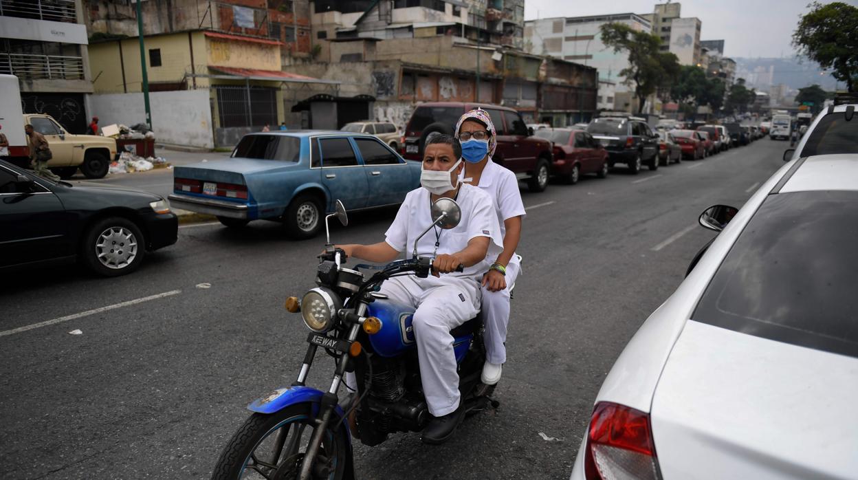 Trabajadores sanitarios, a bordo de una moto en Caracas