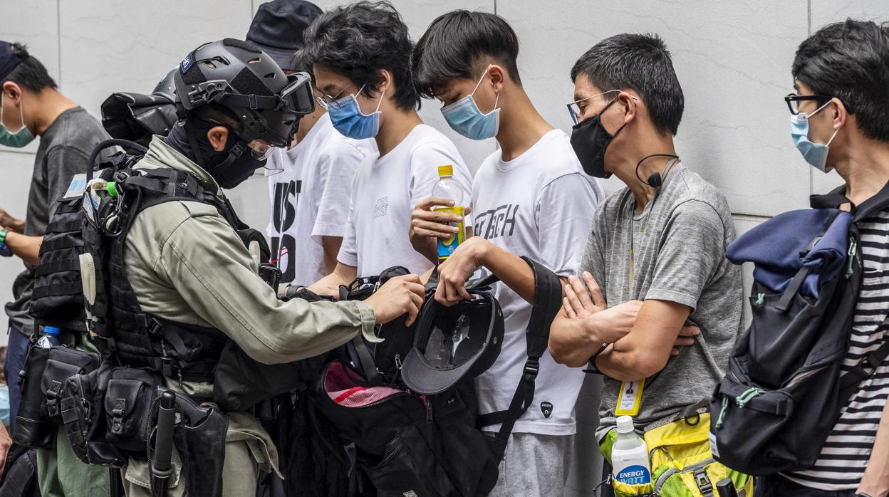 La Policía registra las mochilas de varios detenidos en las protestas de hoy en Hong Kong