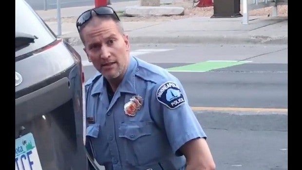 Detenido y acusado de asesinato el policía que asfixió a un hombre negro en Minneapolis