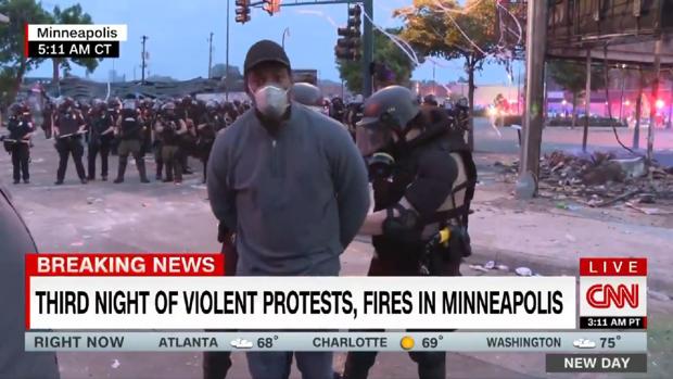 Tres miembros de un equipo de CNN, detenidos en directo mientras cubrían las protestas en Minneopolis