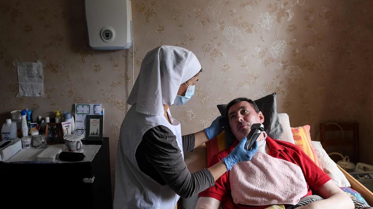 Una enfermera cuida de un hombre en una casa de Moscú
