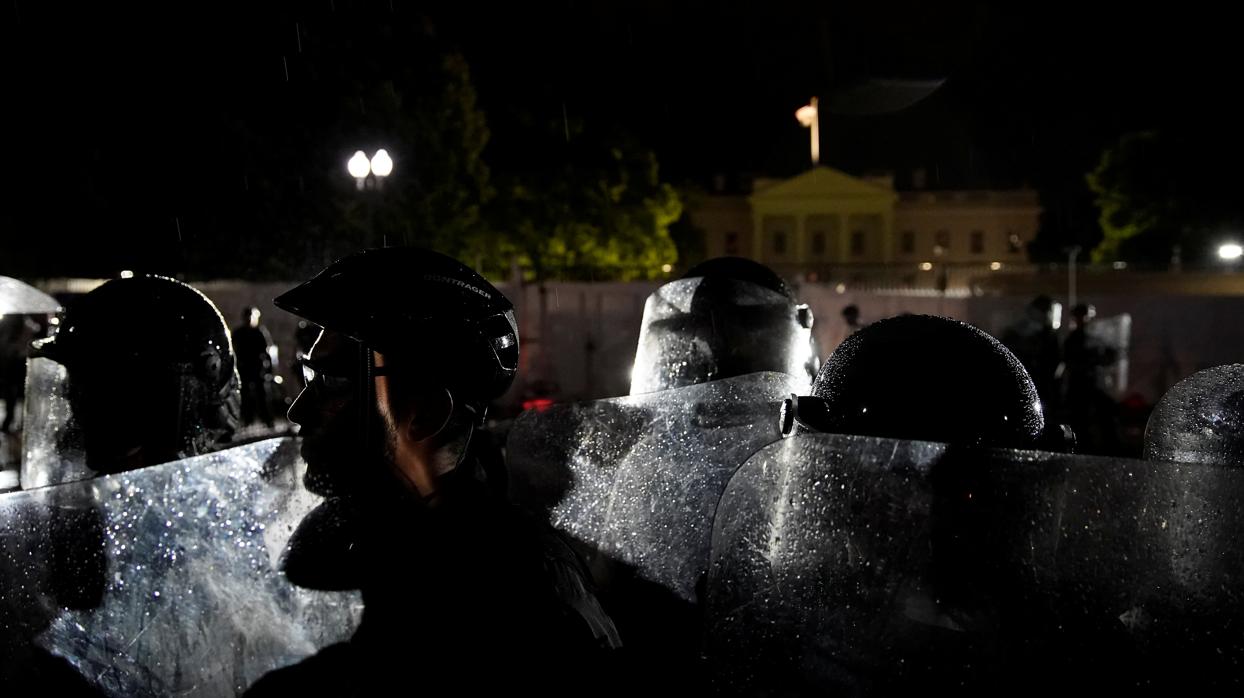 La policía contiene a manifestantes que protestan por la muerte de Floyd ante la Casa Blanca, en Washington