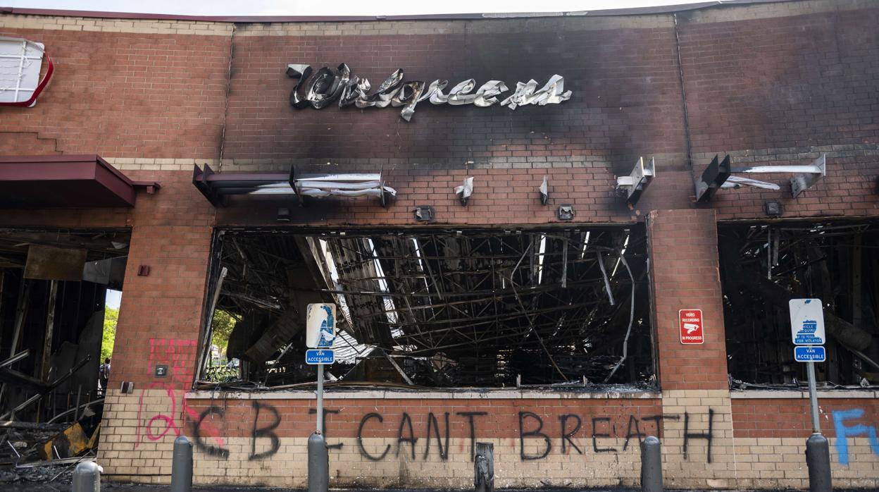 Estado de unos almacenes quemados en Mineápolis, en cuya fachada se puede leer la última frase que dijo Floyd: «I can't breath« (No puedo respirar), que se ha convertido en el lema de las protestas