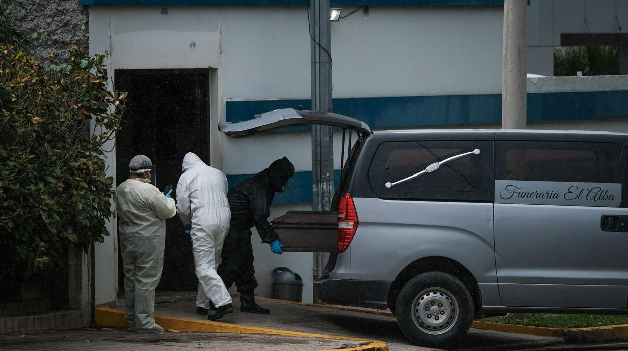 Un ataúd es retirado de un hospital en Managua. El sistema sanitario públicoy algunos centros privados han comenzado a estar colapsados por el incrementos de casos de Covid-19