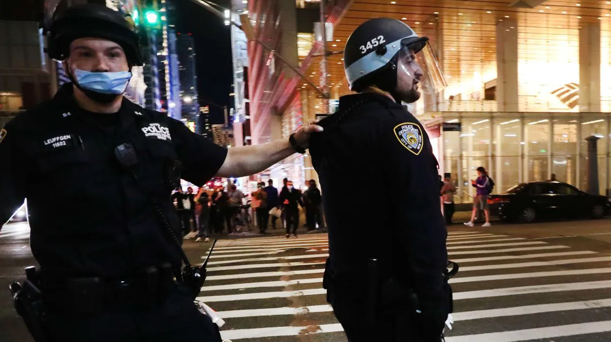 Dos policías durante las protestas en Nueva York