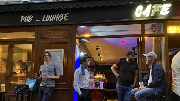 Francia reabre bares y restaurantes, con restricciones en París