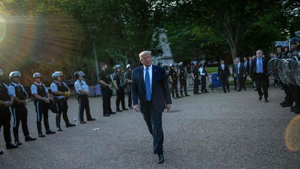 El presidente Trump usó al Ejército para salir de la Casa Blanca