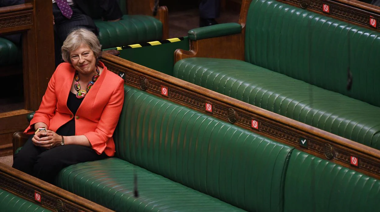La diputada Theresa May sonríe durante el período de preguntas en la Cámara de los Comunes en Londres
