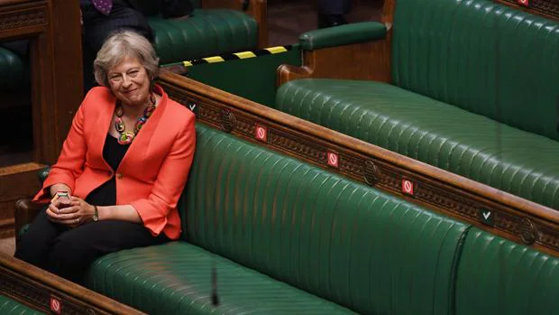Theresa May ataca a Johnson por las negociaciones del Brexit y la gestión del coronavirus