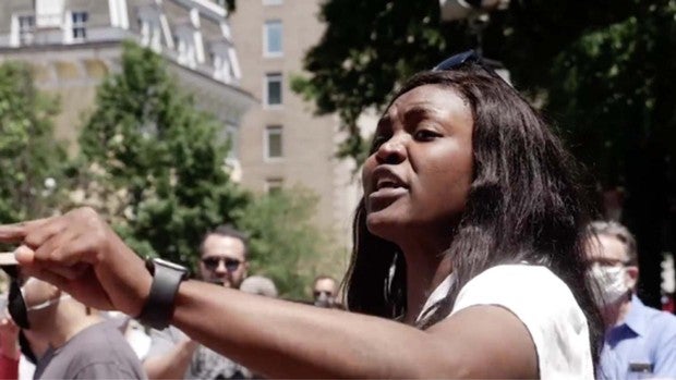 Una mujer afroamericana se enfrenta a los manifestantes en Estados Unidos: «¡Vosotros sois los racistas!»