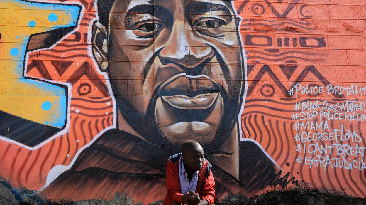 Manifestantes prenden fuego a la entrada de una comisarioa en la ciudad de Mineápolis/ Vídeo: Emotivo funeral de George Floyd en Minneapolis