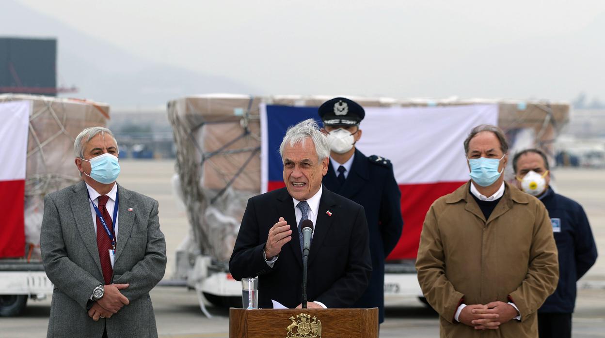 El presidente Piñera, este miércoles en el aeropuerto de Santiago de Chile donde recibió un cargamento de respiradores