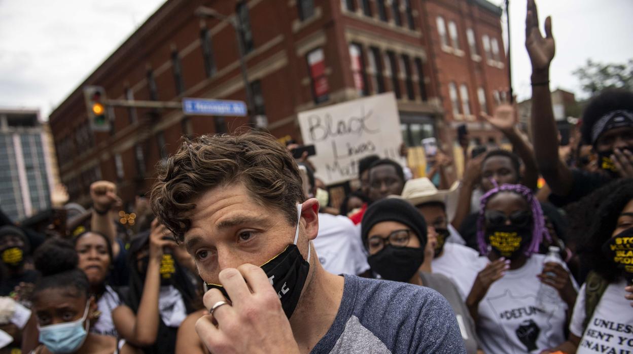 El alcalde de Mineápolis, Jacob Frey, abucheado por los manifestantes