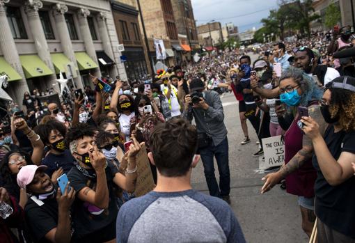 El alcalde de Mineápolis abandona la manifestación entre abucheos