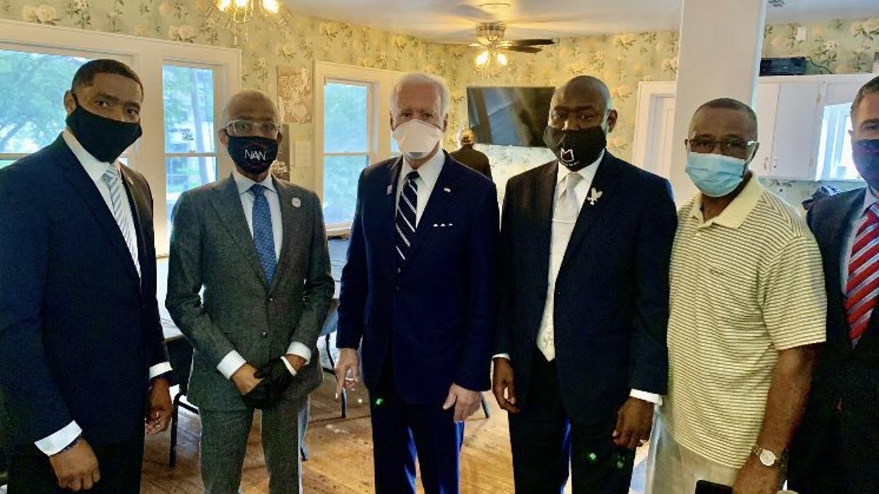 Joe Biden posa antes del funeral por George Floyd en Houston con el congresista Cedric Richmond, el reverendo Al Sharpton, el fiscal Ben Crump y Roger Floyd, tío de George