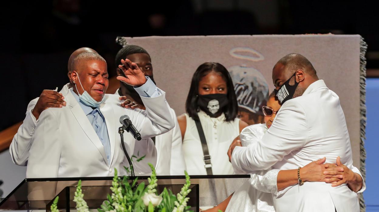 Familiares de George Floyd, durante el funeral en Houston