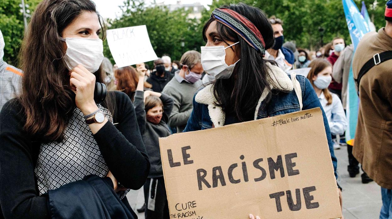 Rueda de prensa en París de Assa Taore, en primer plano, para pedir una protesta nacional en Francia por la muerte de su hermano Adana, muerto por causas desconocidas cuando estaba en custodia policial en 2016