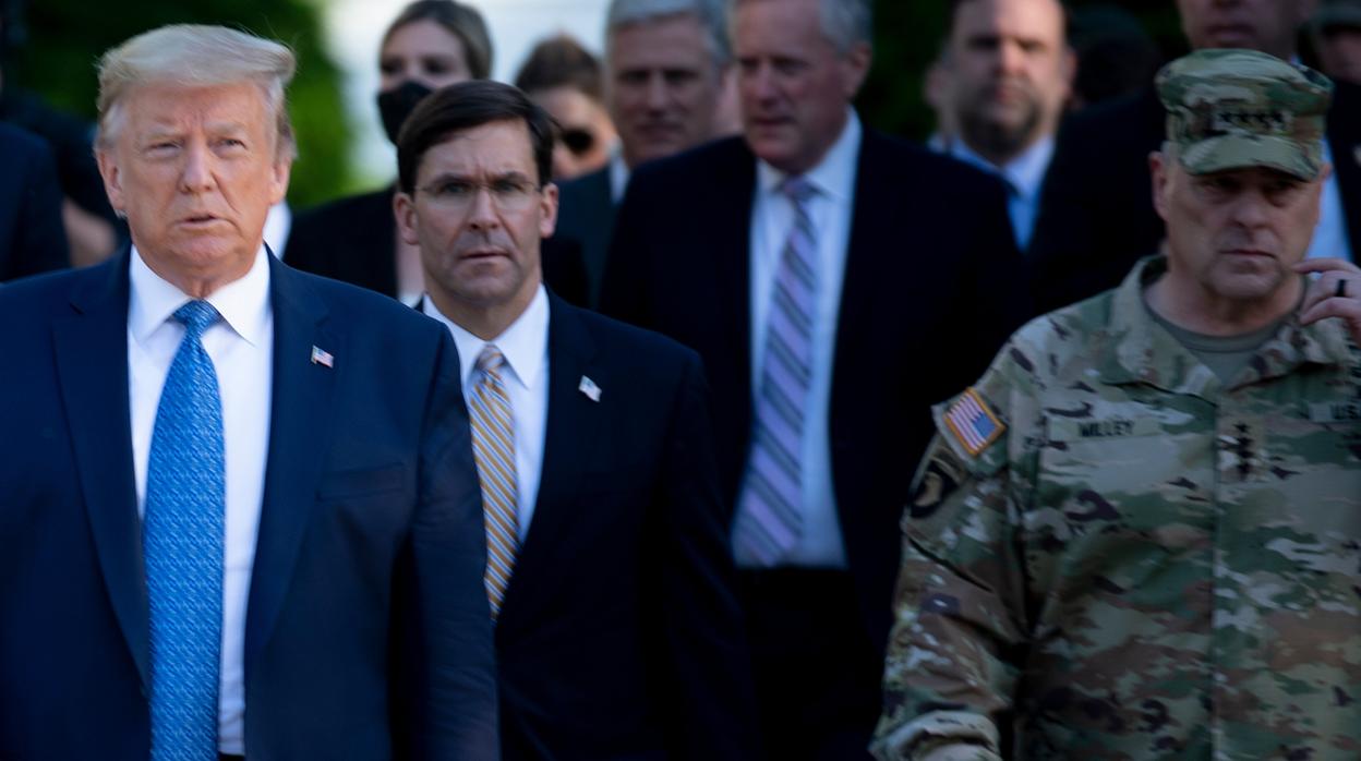 El general Mark Milley (a la derecha), en un uniforme de combate con Donald Trump en su caminata desde la Casa Blanca hasta la iglesia de St. John en Washington, el pasado 1 de junio