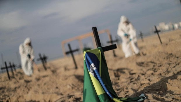 La icónica playa de Copacabana amanece cubierta de fosas en tributo a las víctimas del coronavirus