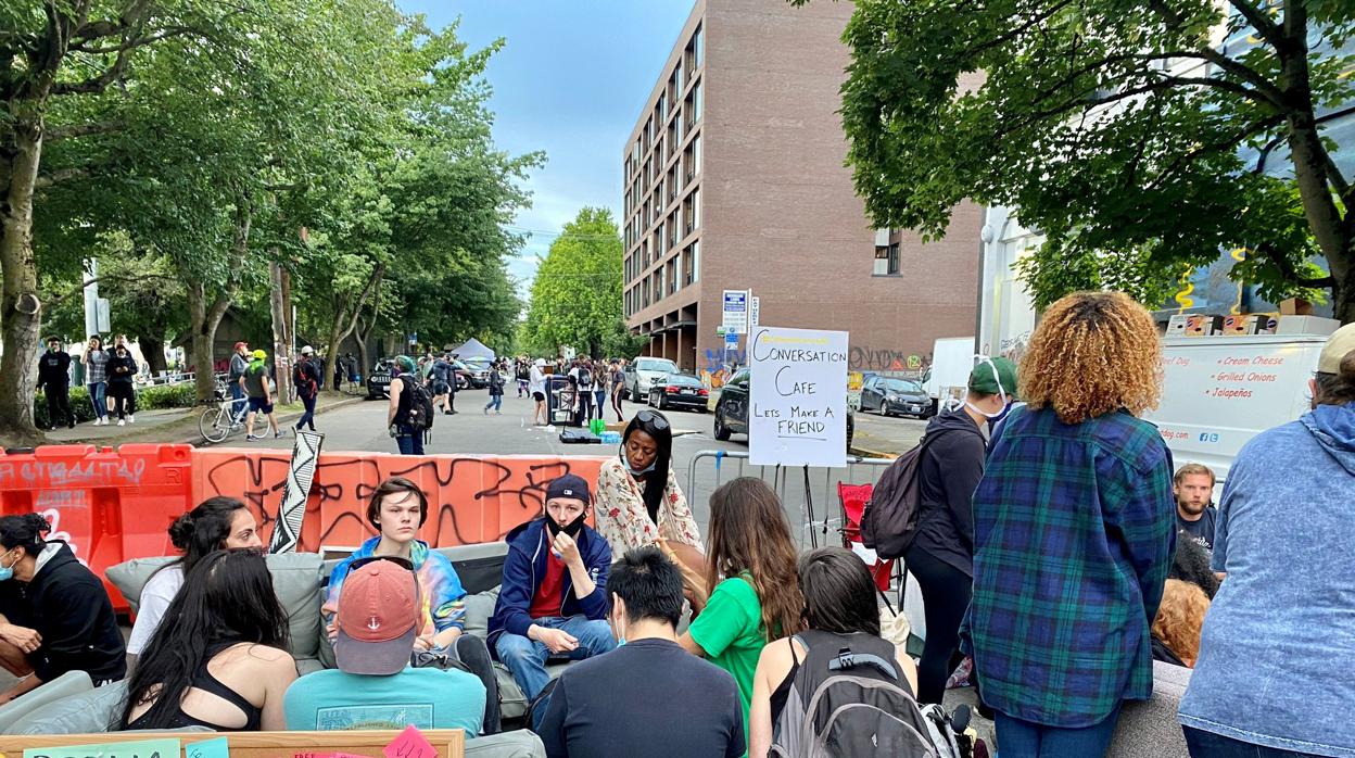 Sentada en Zona Autónoma de Capitol Hill, en Seattle
