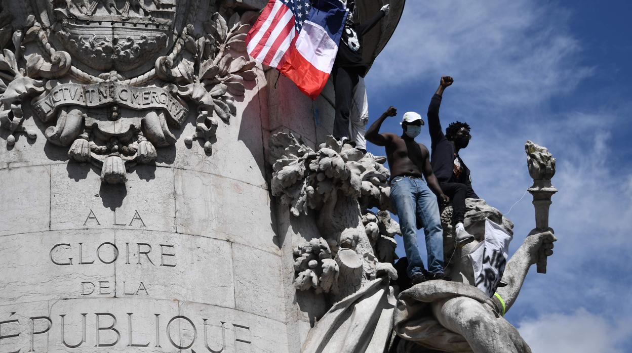 Dos manifestantes en las protestas celebradas este sábado en París